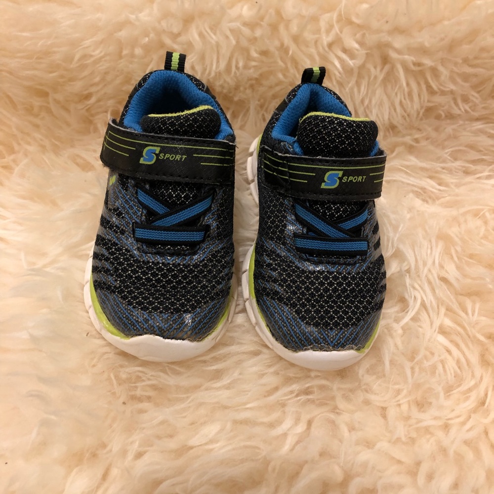 Boys Tennis Shoes. Size 6.